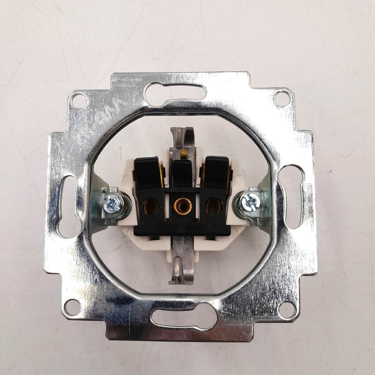 Voltomat Steckdose Elektroinstallation Schuko ART Silber Kunststoff IP20 Sicherheit