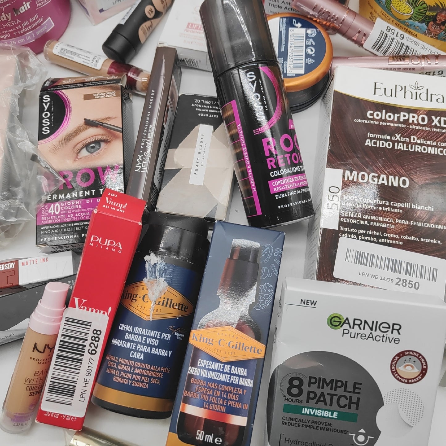Drogerie Makeup Creme Kosmetik Haarpflege Loreal geöffnete Verpackung