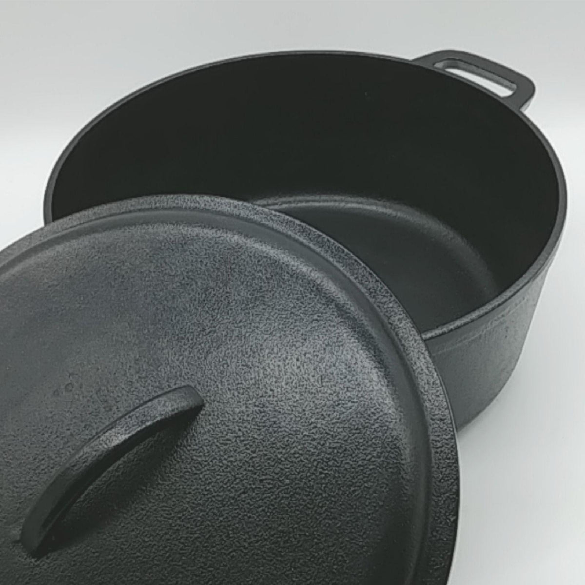 AmazonBasics Schmortopf Kochgeschirr Gusseisen 662 Liter Einbrennen Effekt Optimal