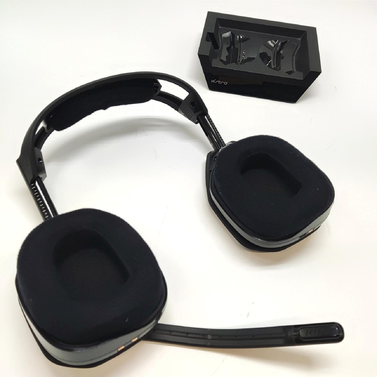ASTRO A50 Gaming Headset Ladestation Mikrofon beschädigt Kabellos Ergonomisch gaming orientiert.
