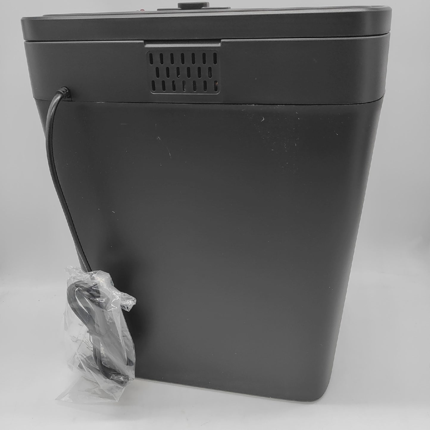 Amazon Basics Kreuzschnitt-Aktenvernichter 12 Blätter Papier Kreditkarten