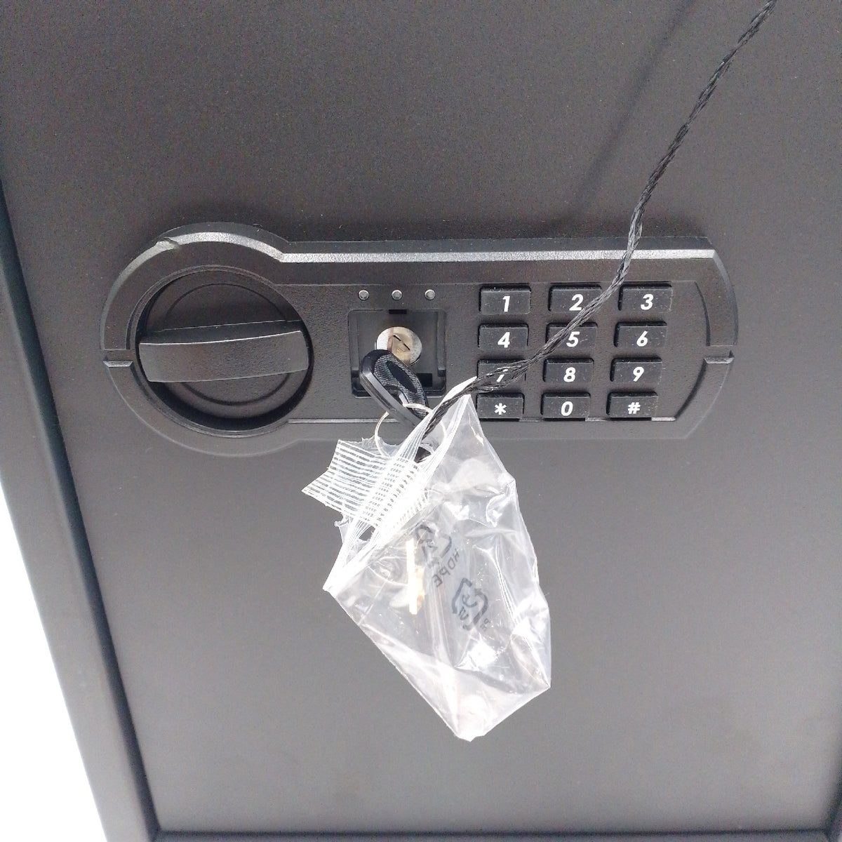 Amazon Basics Tresor Elektronische Sicherheitsschrank 51 Liter Kapazität Schutz für Schmuck Geld