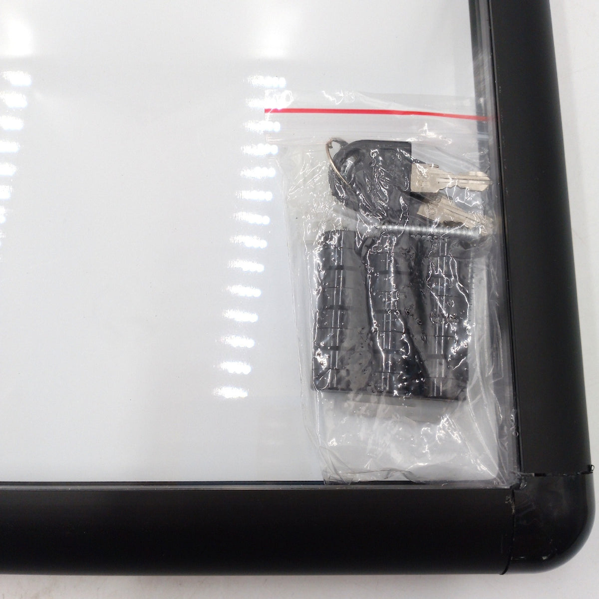 SwanSea Magnetische, geschlossene Pinnwand mit Rahmen