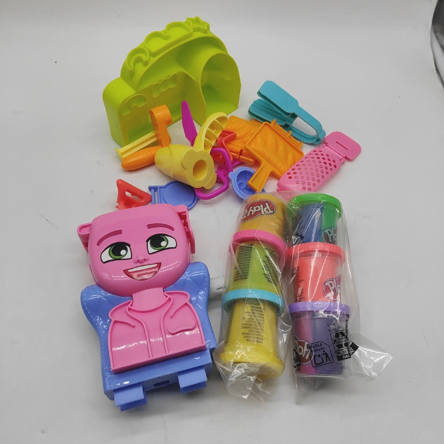 Play-Doh Wilder Friseur Spielset mit 6 Dosen, Rollenspielzeug, Spielzeug für Mädchen und Jungen ab 3