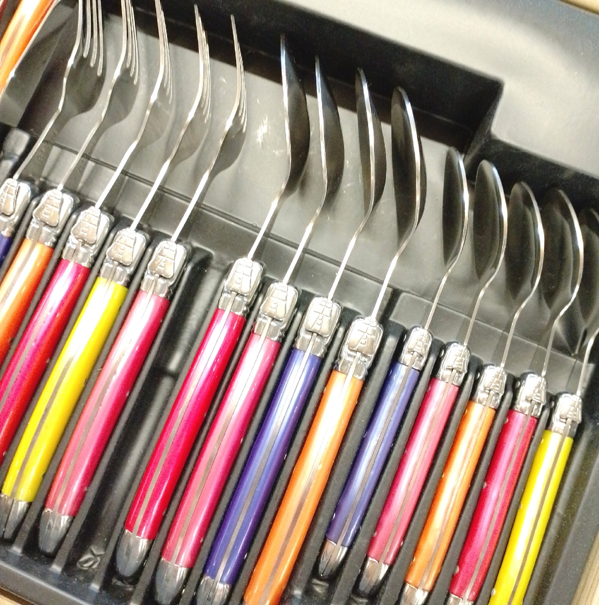 Pradel Besteckset Besteck Laguiole I7214P pastellfarben elegant stilvoll für