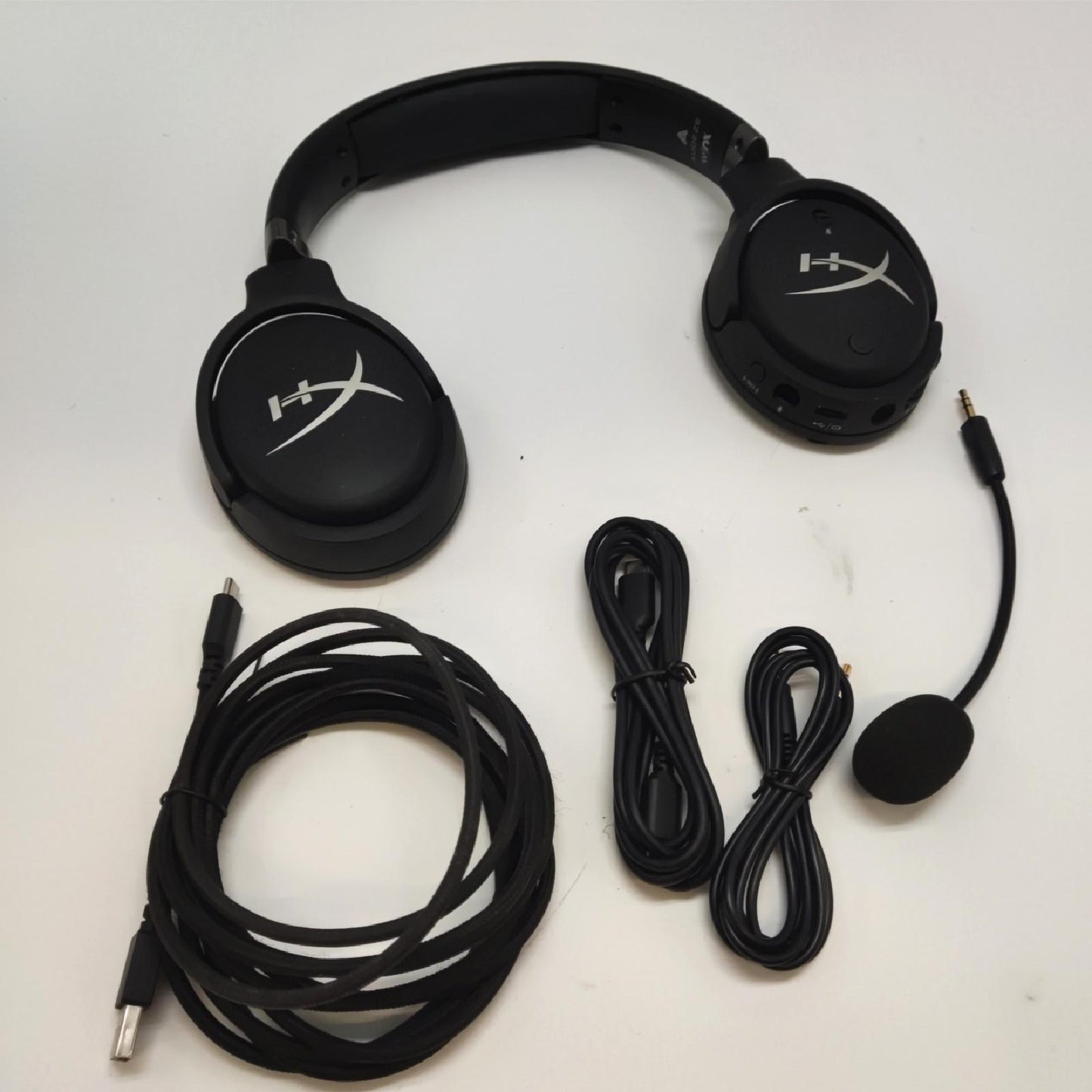HyperX Cloud Orbit S Gaming Headset mit starken Gebrauchsspuren Kopfhörer Klangqualität immersive Audio-Qualität.
