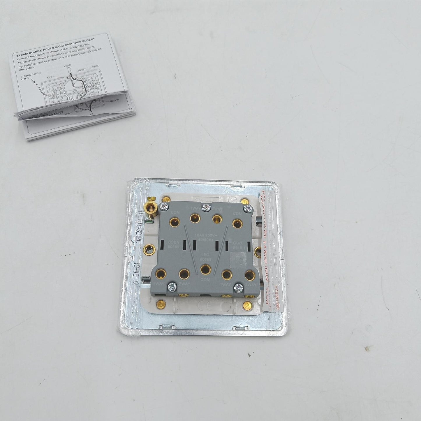 Schneider Electric Ultimate Steckdosenblende 16 AX Dreifacher 2-Wege-Schalter, GU1432WPC