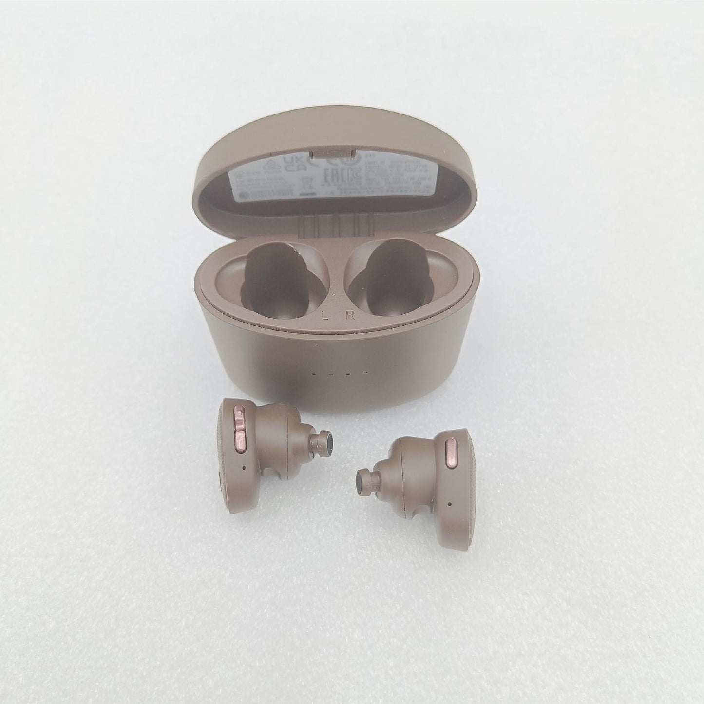 Yamaha TW-E5B True Wireless Earbuds – Ohrhörer in Ladecase mit True Sound, aptX Adaptive, Game Mode, Ambient Sound, Listening Care und eingebautem Mikrofon – In Braun