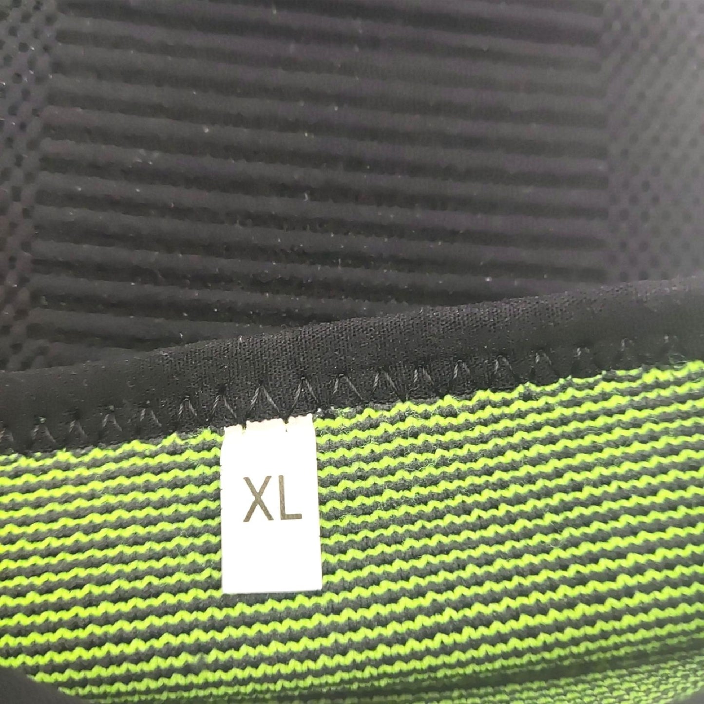 KINETIC EVOLUTION Ellenbogenbandage für Damen und Herren – Elastische Kompressionsbandage, rutschfester Halt, atmungsaktiv, ideal für Sport, Fitness, Tennis, Golf, Alltag. (XL, Grün)