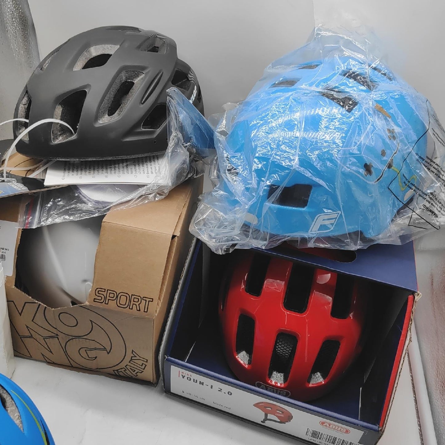 Helme Radhelm Fahrradhelme verschiedene Helme defekt