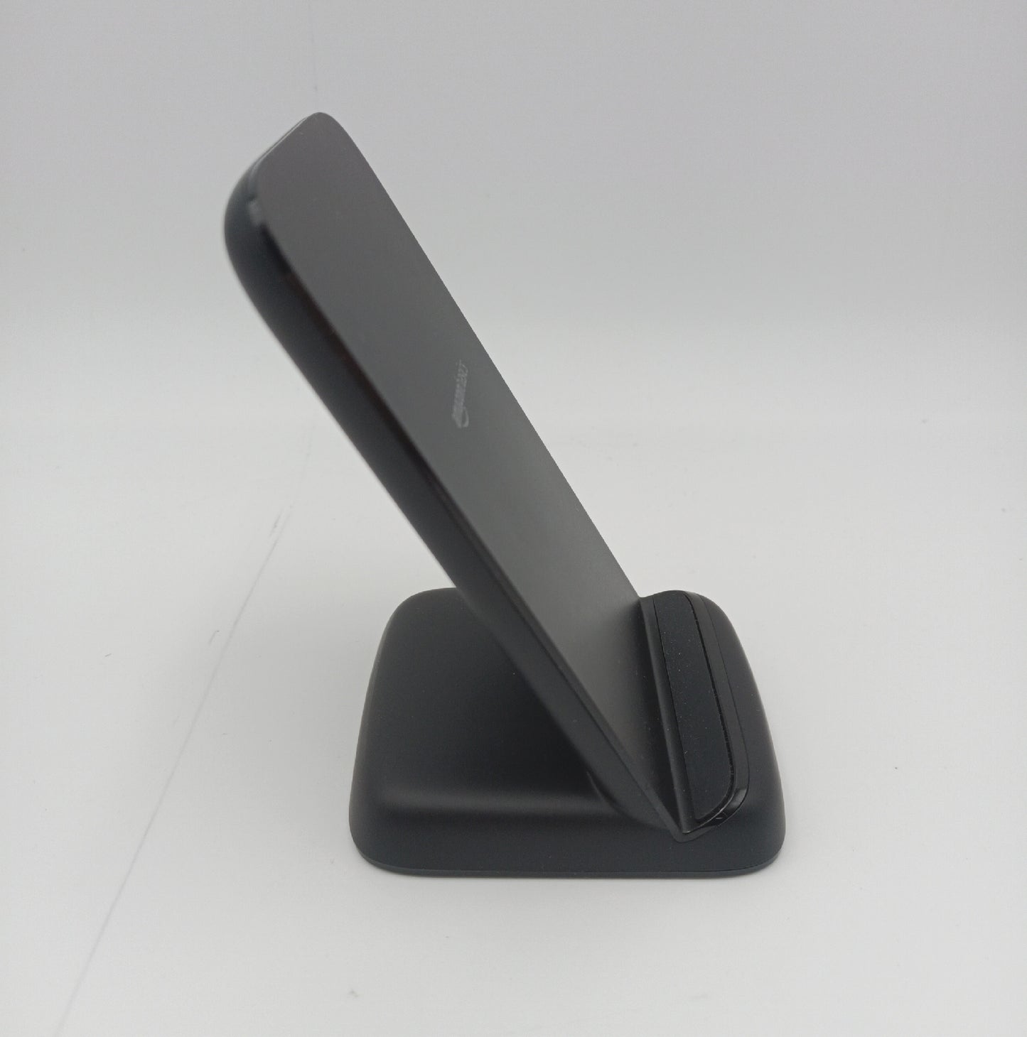 Amazon Basics Qi Ladestation Wireless Charger 10 Watt Schnellladen für Smartphones und Tablets