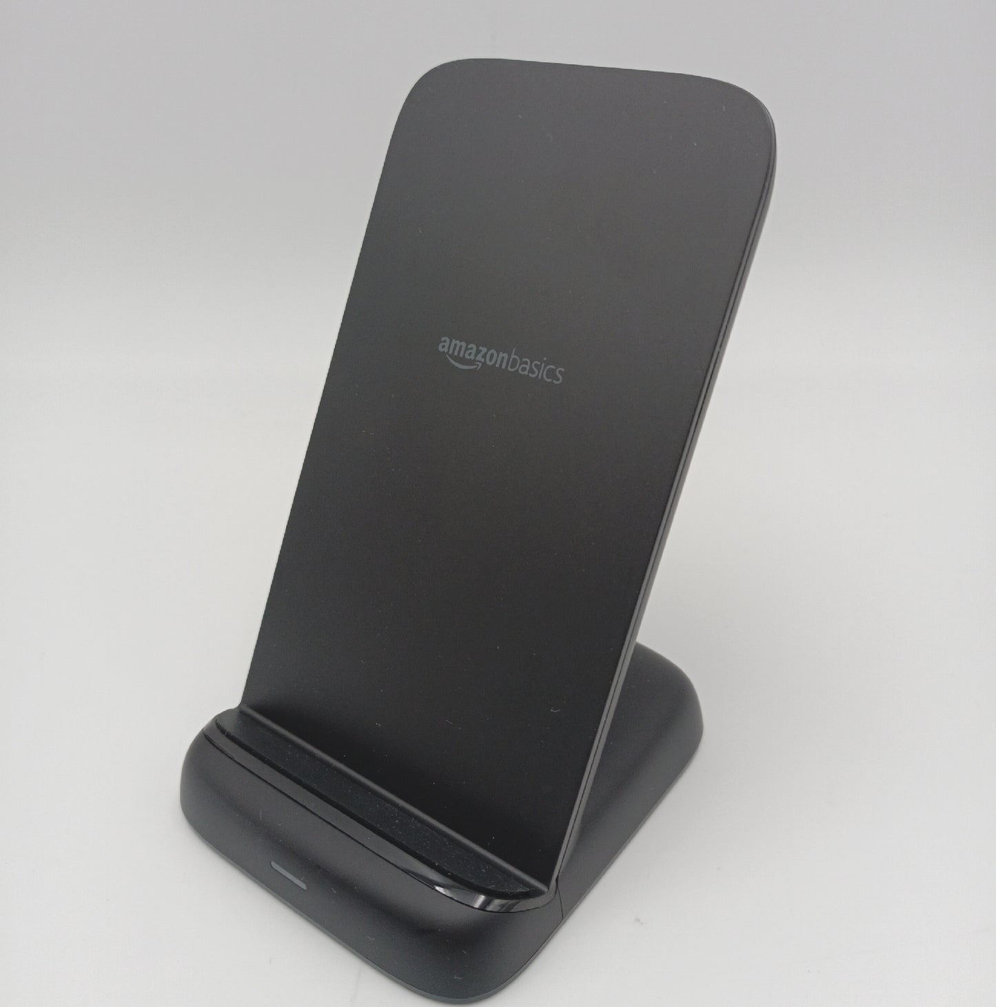 Amazon Basics Qi Ladestation Wireless Charger 10 Watt Schnellladen für Smartphones und Tablets