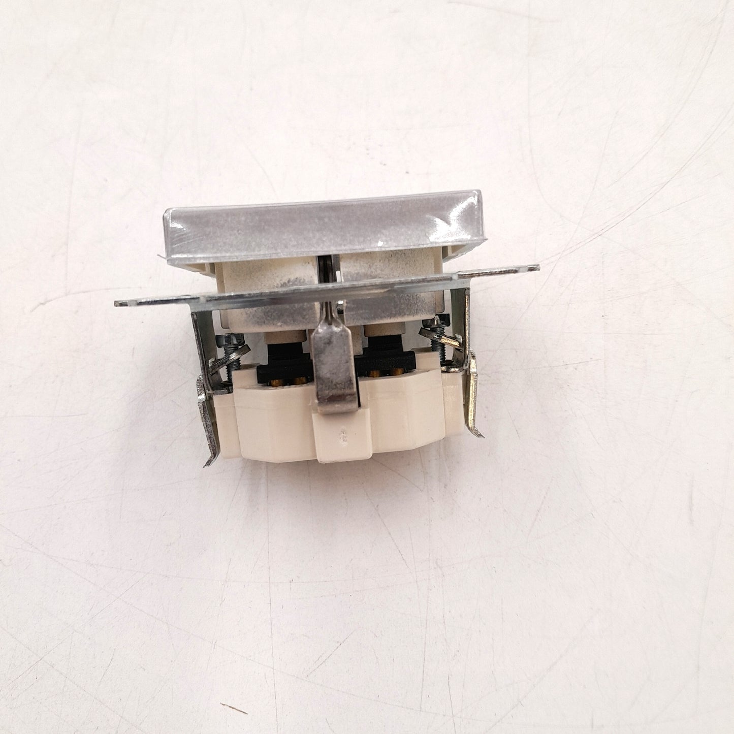 Voltomat Steckdose Elektroinstallation Schuko ART Silber Kunststoff IP20 Sicherheit