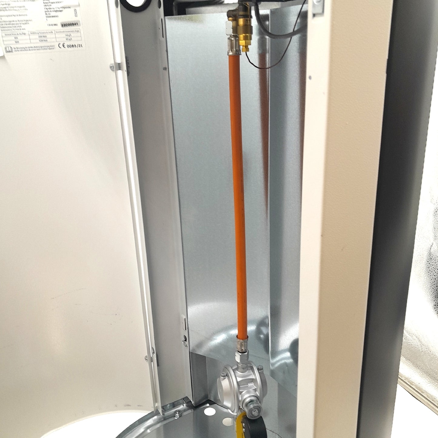 Gasheizer Blue Flame Premium Plus 42 kW Weiss Gehaeuse verdellt Manometer