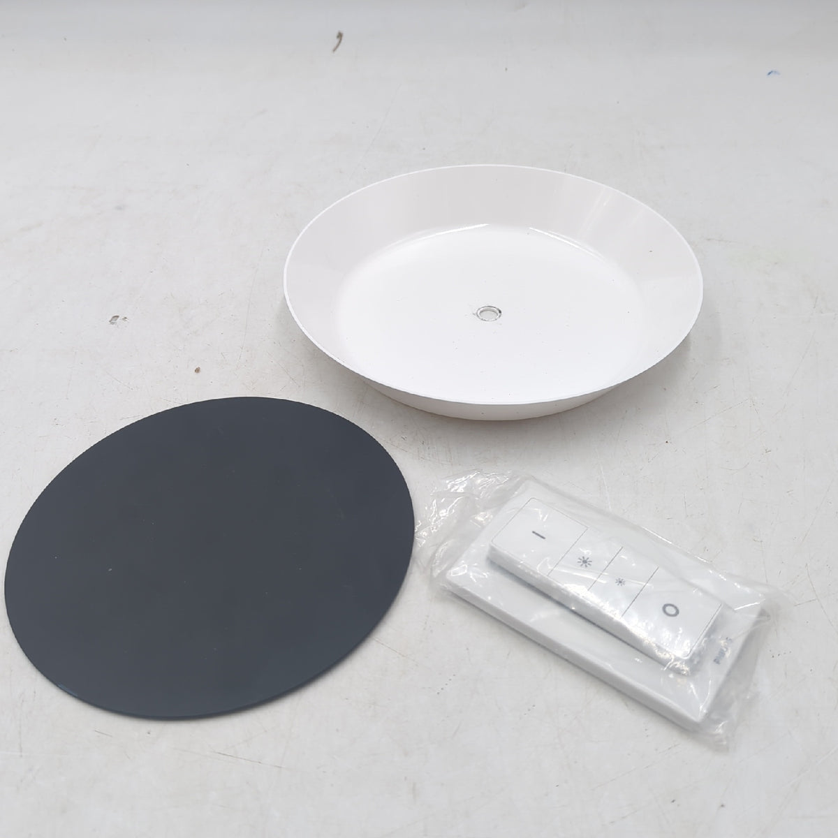 Philips Hue LED Deckenleuchte rund 27 W schwarz weiss defekt Schraube abgeb
