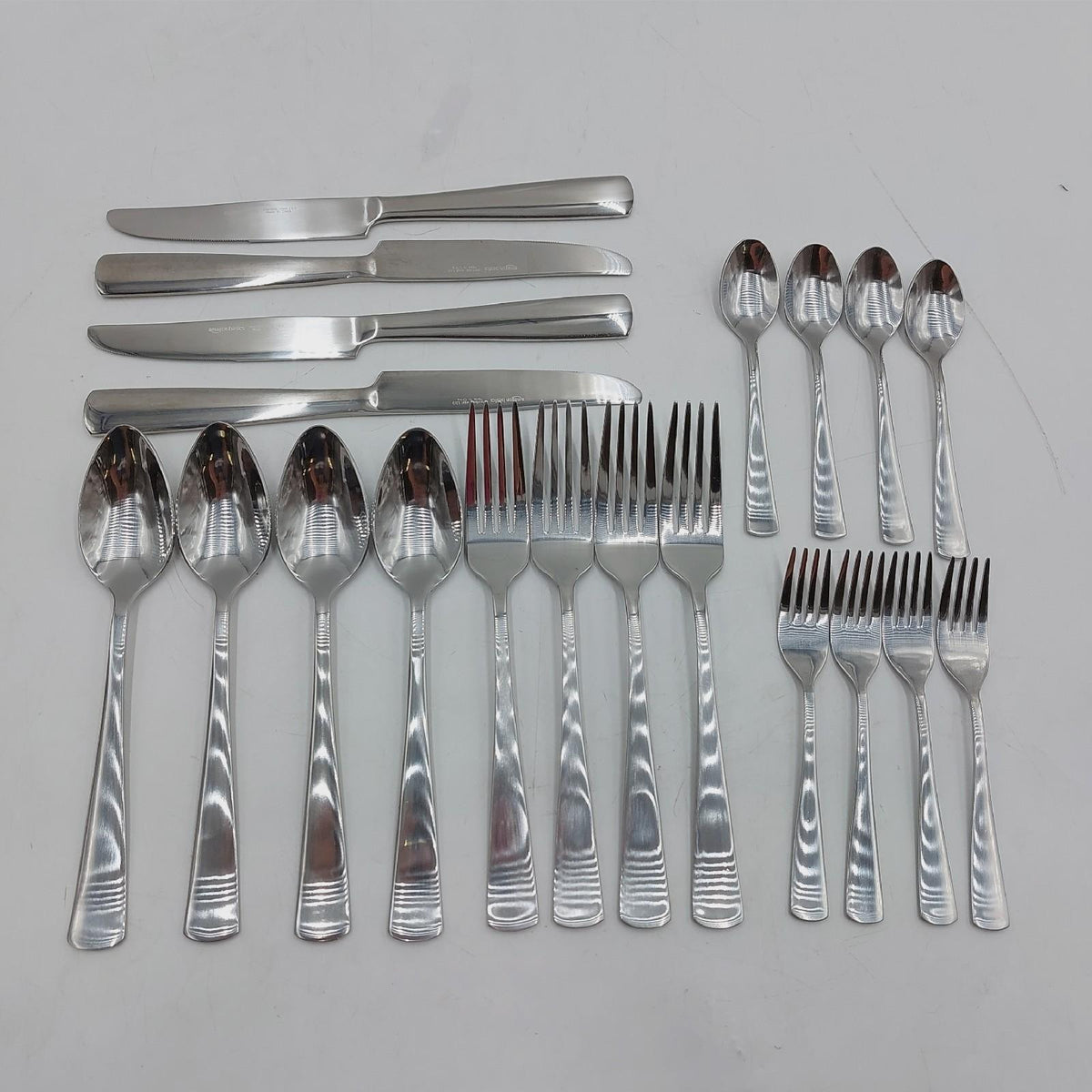 Amazon Basics Essbesteck Set Besteckset Edelstahl 20 Teile Eckiger Rand Silberfarben für