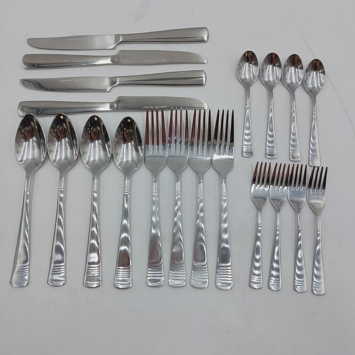 Amazon Basics Essbesteck Set Besteckset Edelstahl 20 Teile Eckiger Rand Silberfarben für