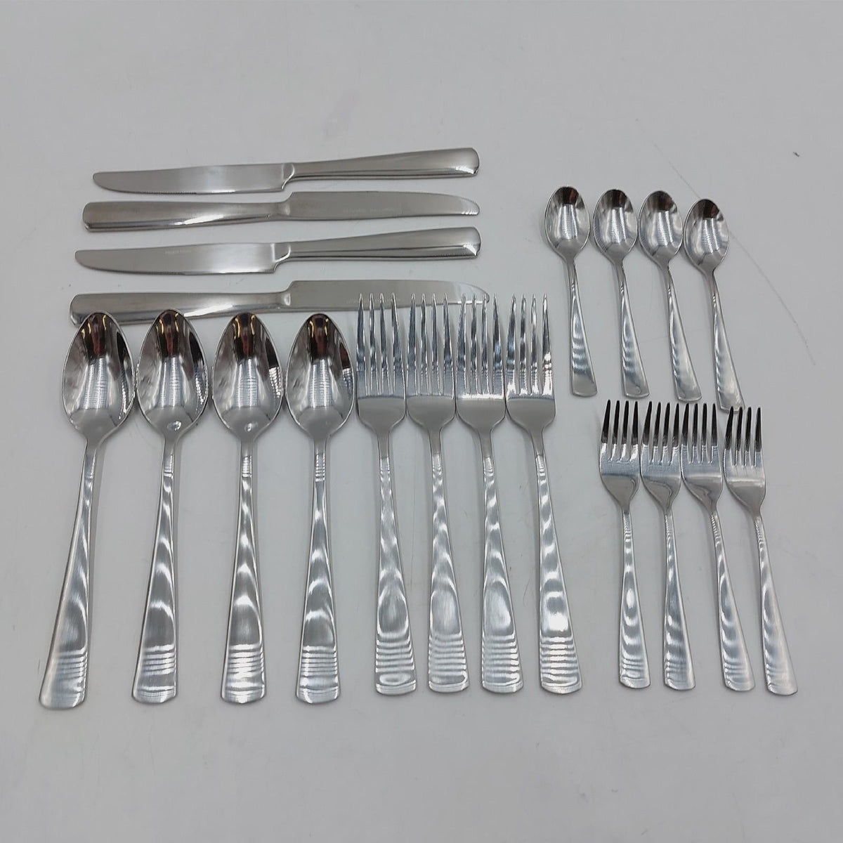 Amazon Basics Essbesteck Set Besteckset Edelstahl 20 Teile Eckiger Rand Silberfarben für