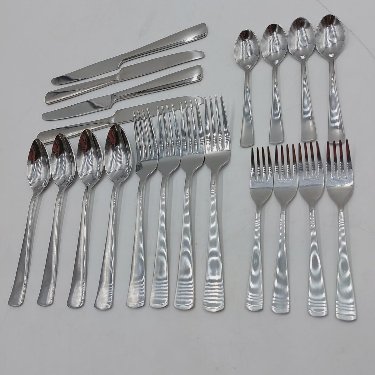 Amazon Basics Essbesteck Set Besteckset Edelstahl 20 Teile Eckiger Rand Silberfarben für
