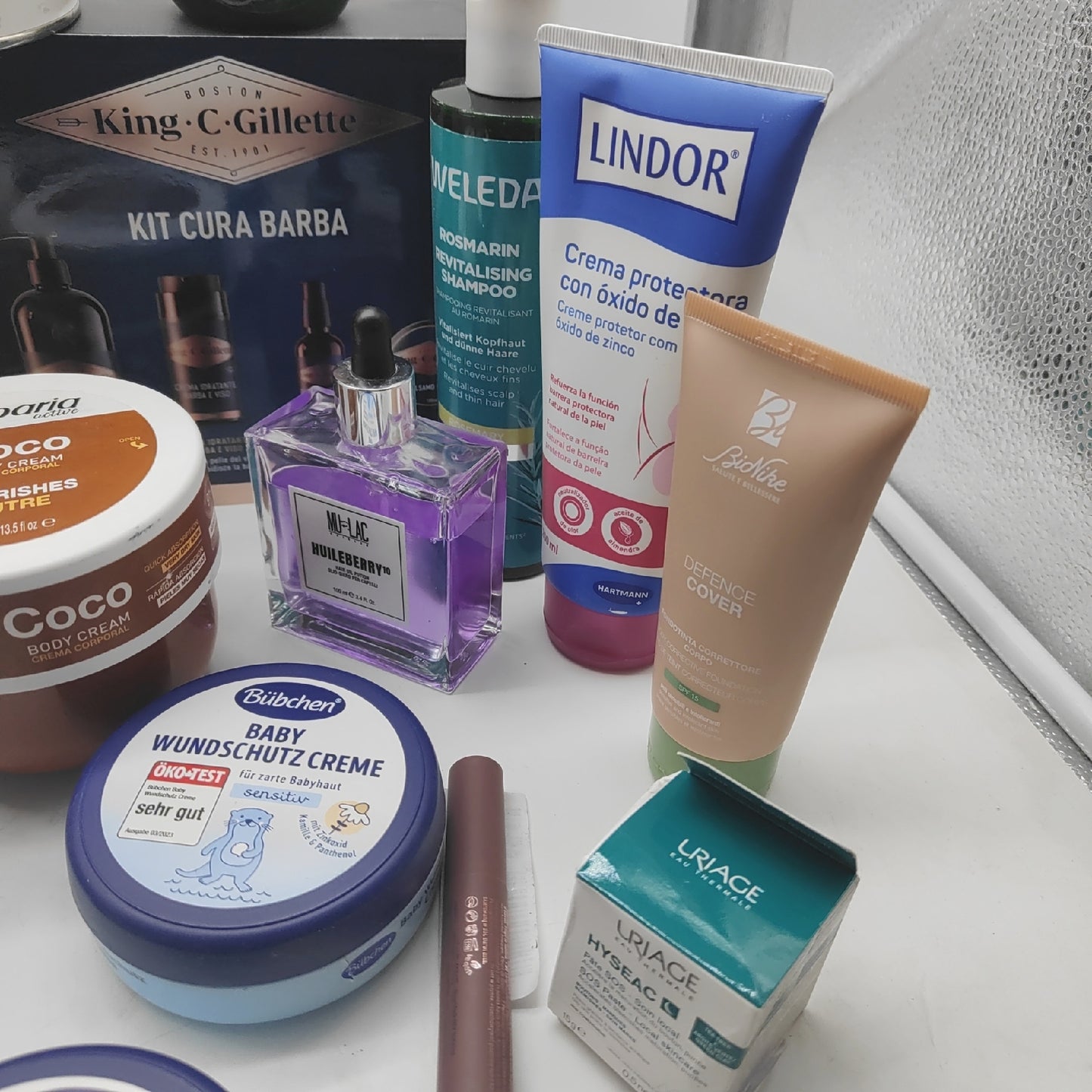 Drogerie Creme Beauty Tuben geöffnete Kosmetik
