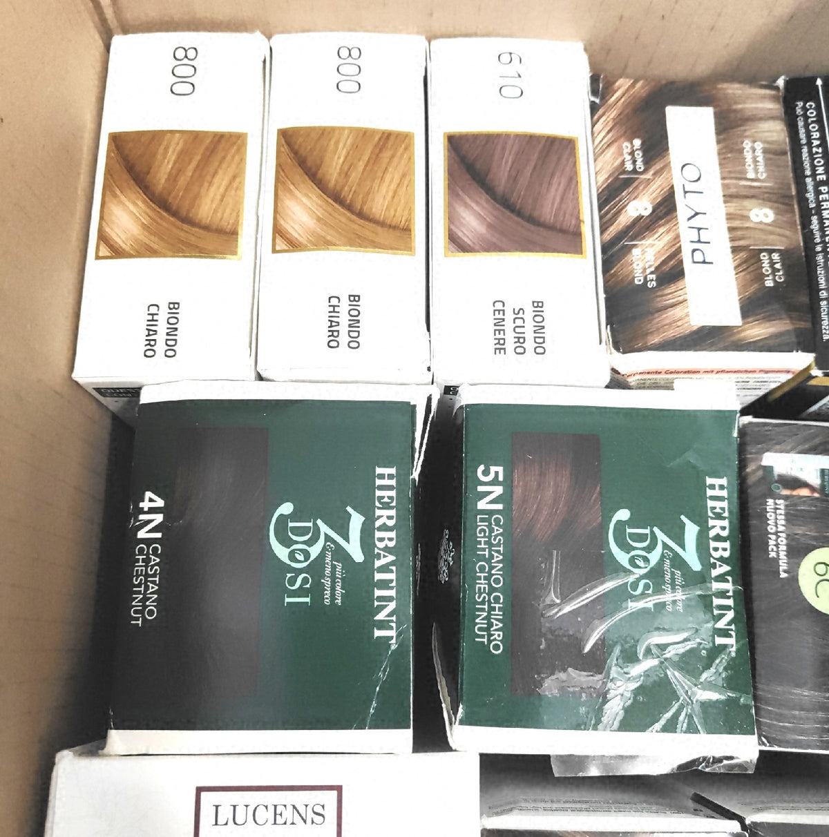 Verschiedene Haarfärbemittel im Karton, diverse Marken und Farben