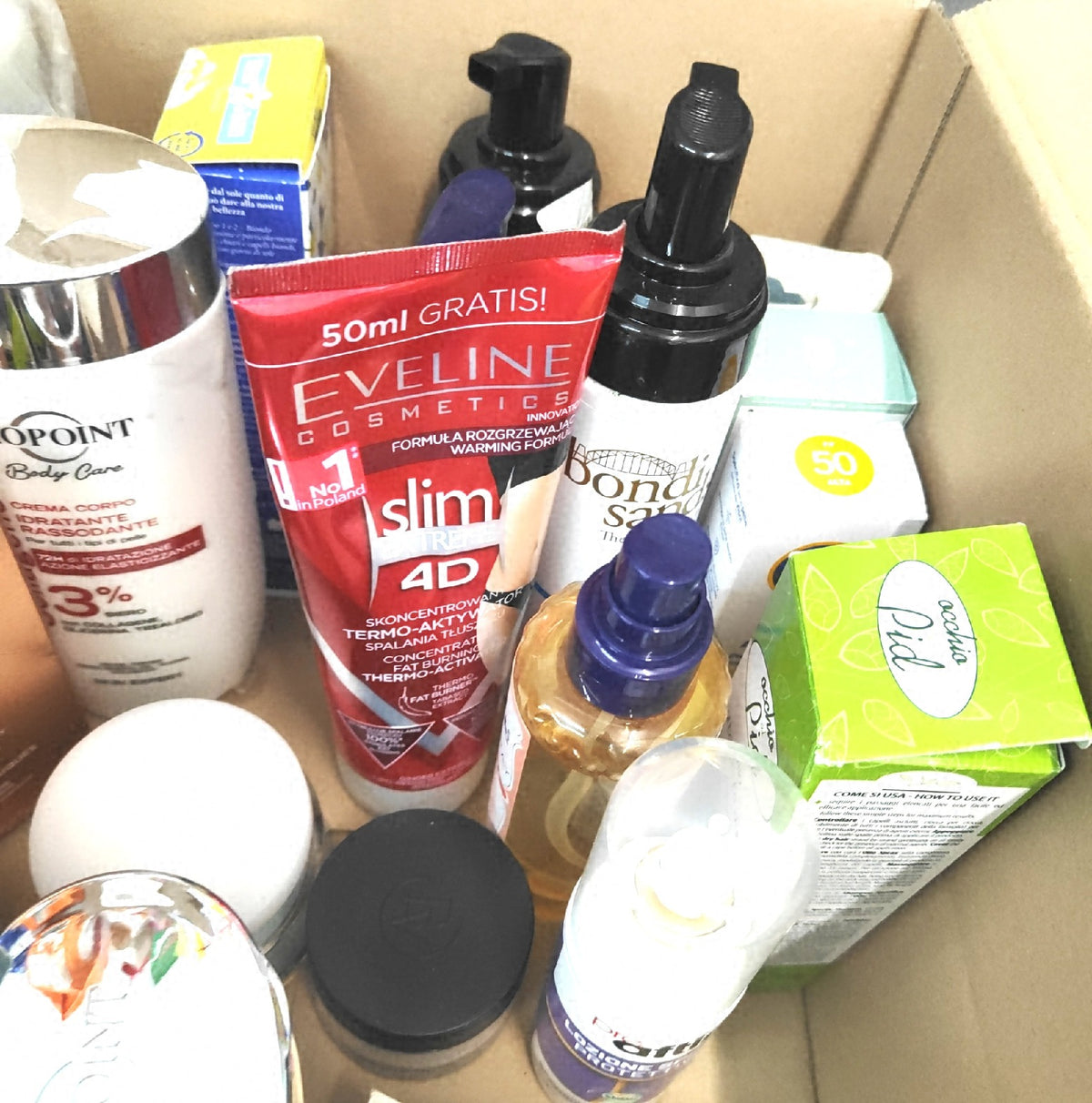 Großes Set an verschiedenen Beauty- und Pflegeprodukten