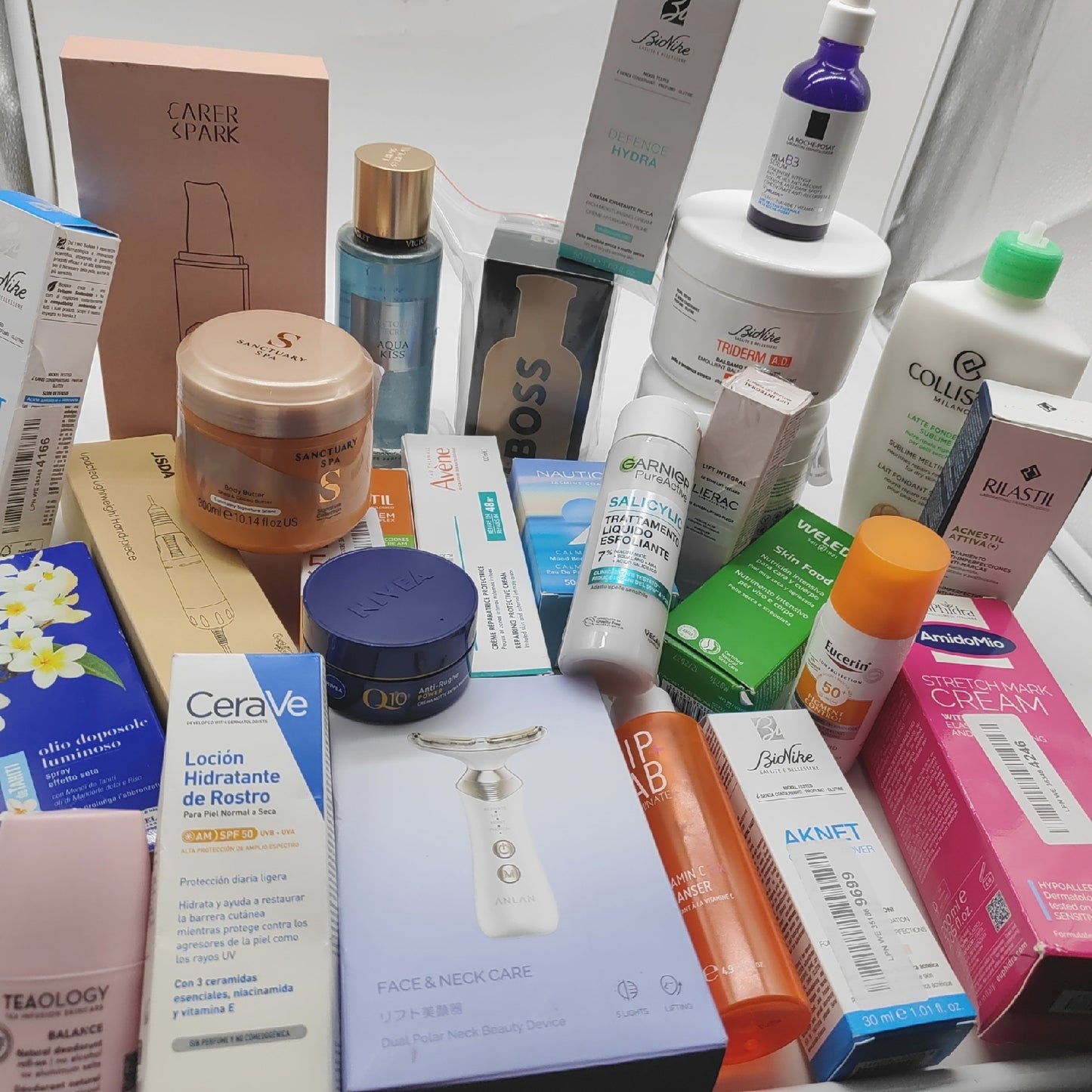großes Paket Körperpflege Creme Gesichtscreme Pflegeinsturmente Lotion Parfüm