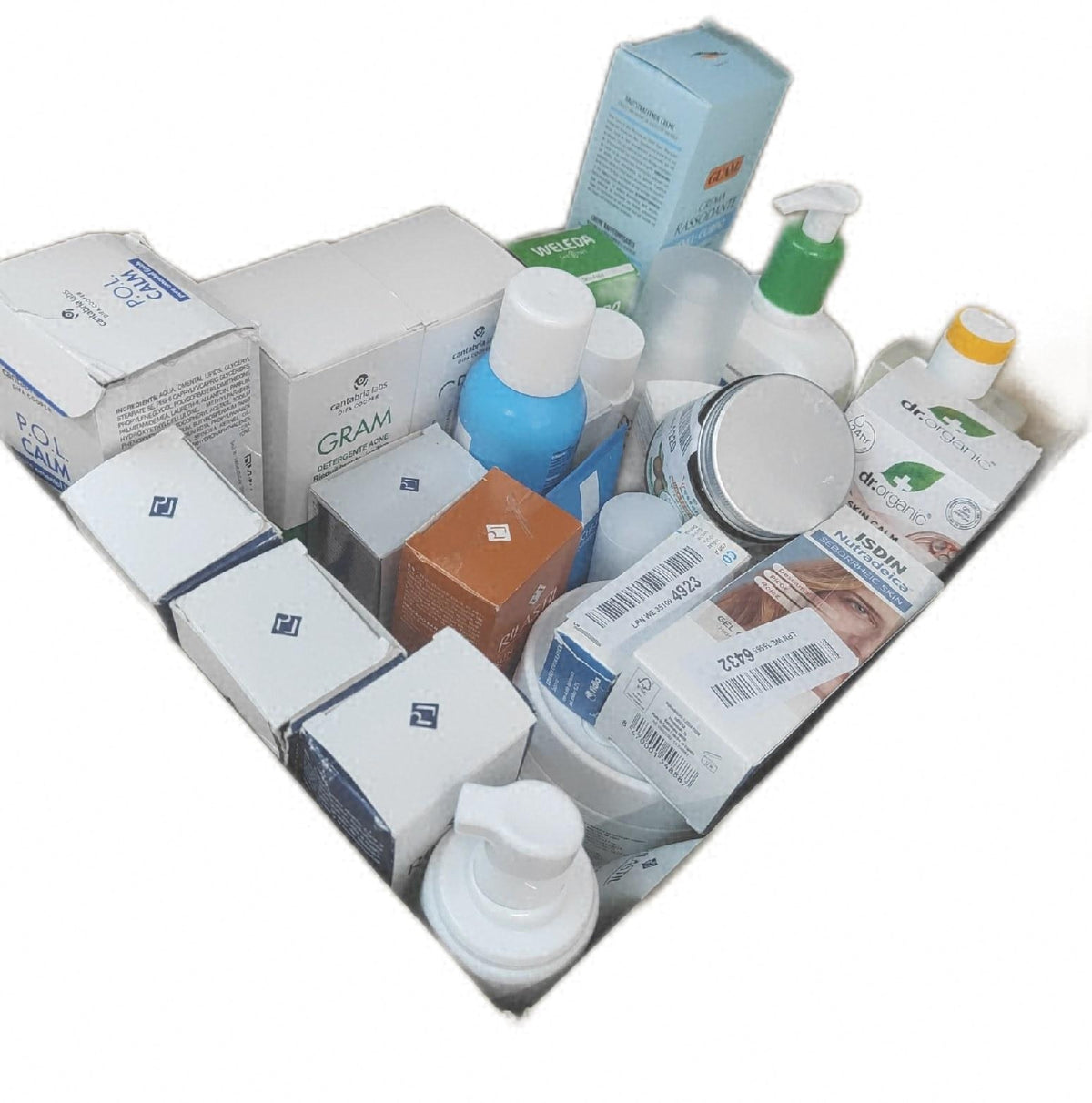 Großes Paket mit diversen Kosmetik- und Pflegeprodukten - geöffnet