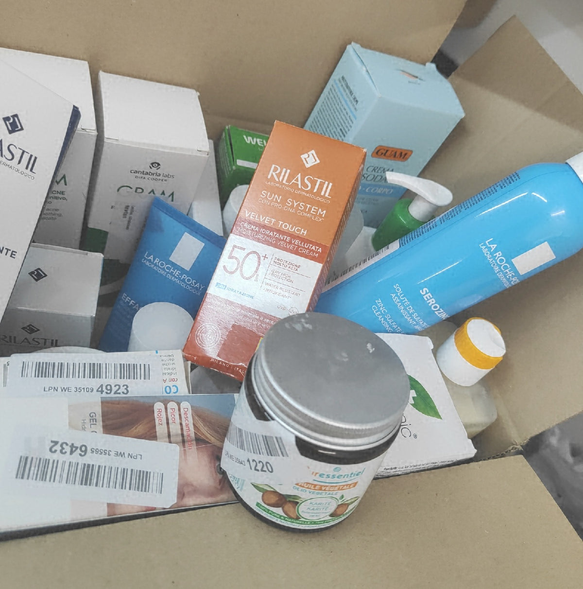 Großes Paket mit diversen Kosmetik- und Pflegeprodukten - geöffnet
