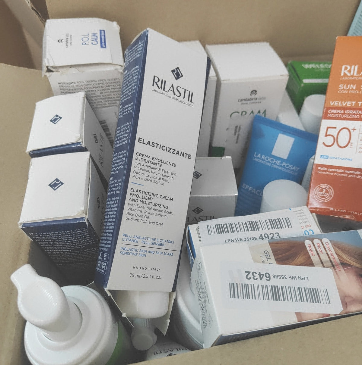 Großes Paket mit diversen Kosmetik- und Pflegeprodukten - geöffnet