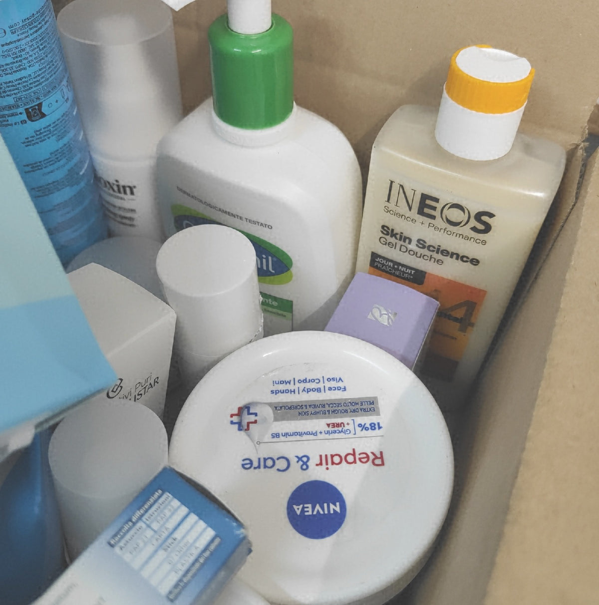 Großes Paket mit diversen Kosmetik- und Pflegeprodukten - geöffnet