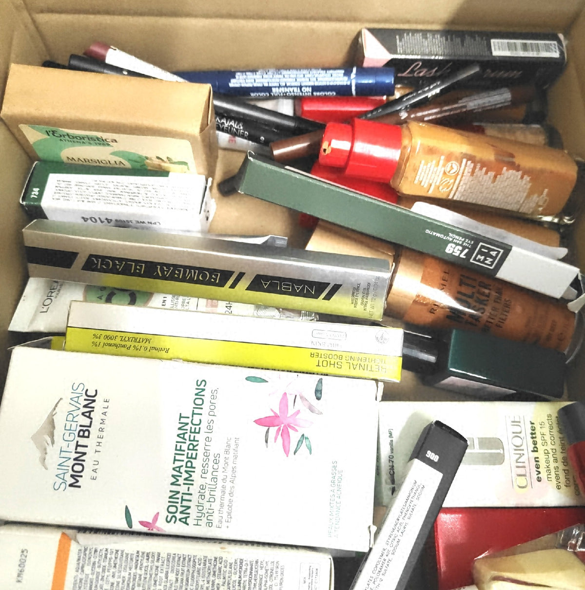 Verschiedene Kosmetik- und Pflegeprodukte im Set, geöffnet