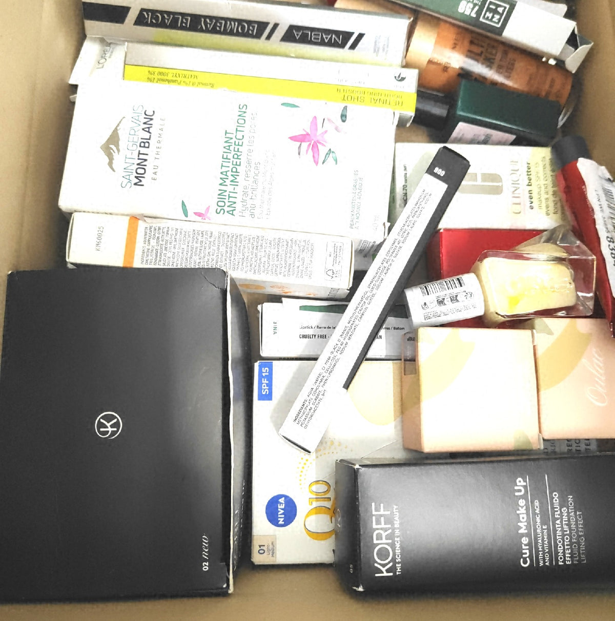 Verschiedene Kosmetik- und Pflegeprodukte im Set, geöffnet