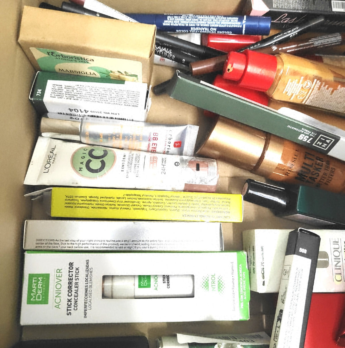 Verschiedene Kosmetik- und Pflegeprodukte im Set, geöffnet