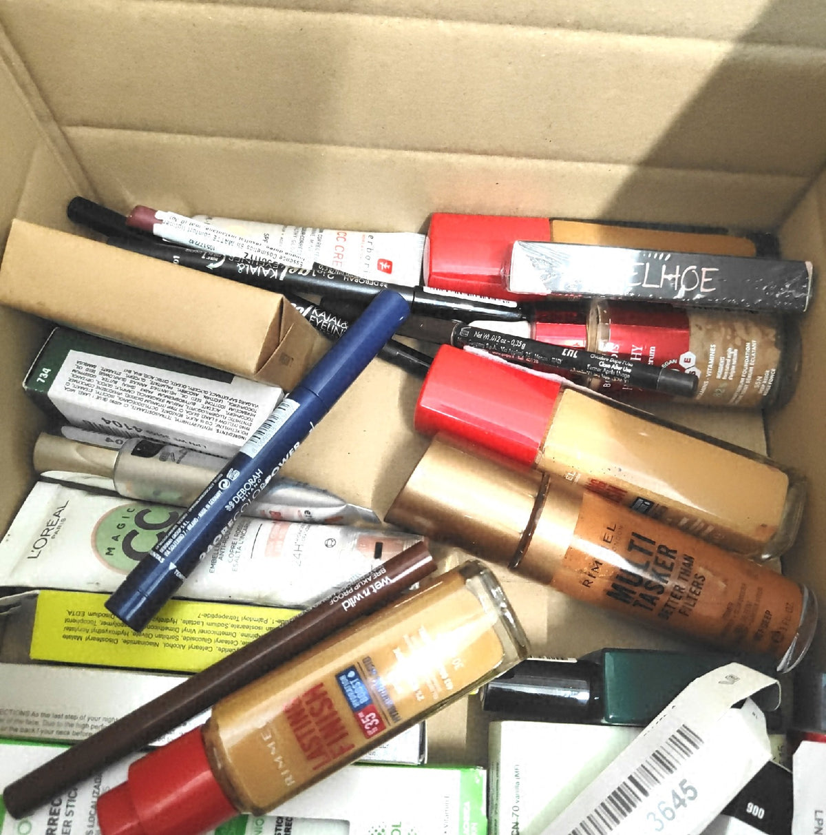 Verschiedene Kosmetik- und Pflegeprodukte im Set, geöffnet