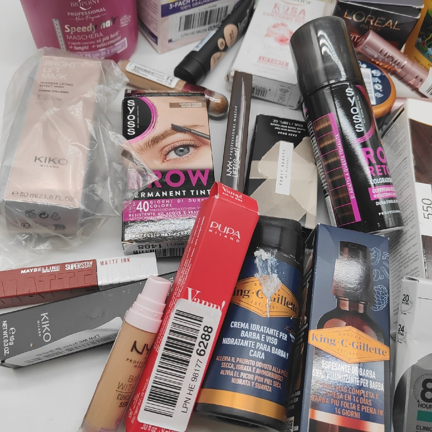 Drogerie Makeup Creme Kosmetik Haarpflege Loreal geöffnete Verpackung