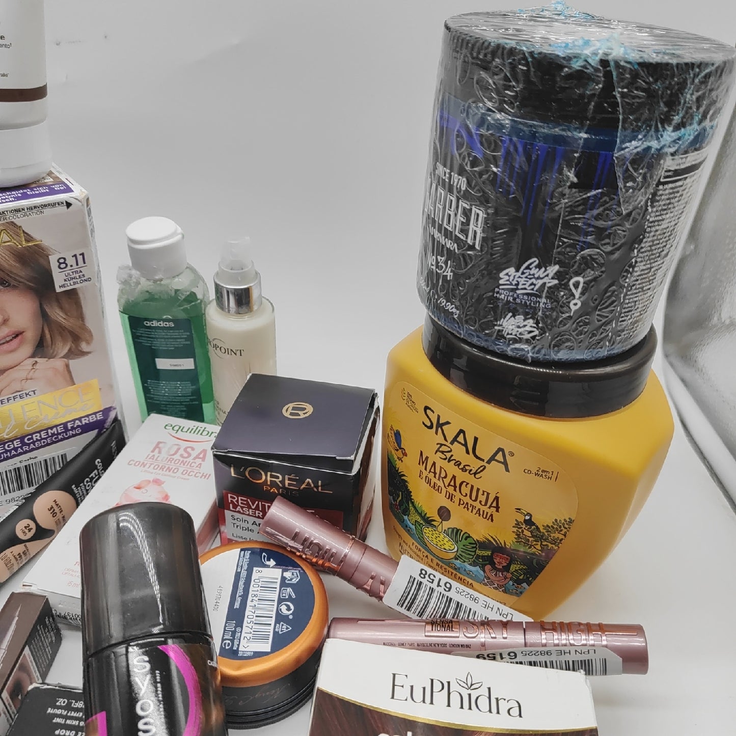 Drogerie Makeup Creme Kosmetik Haarpflege Loreal geöffnete Verpackung