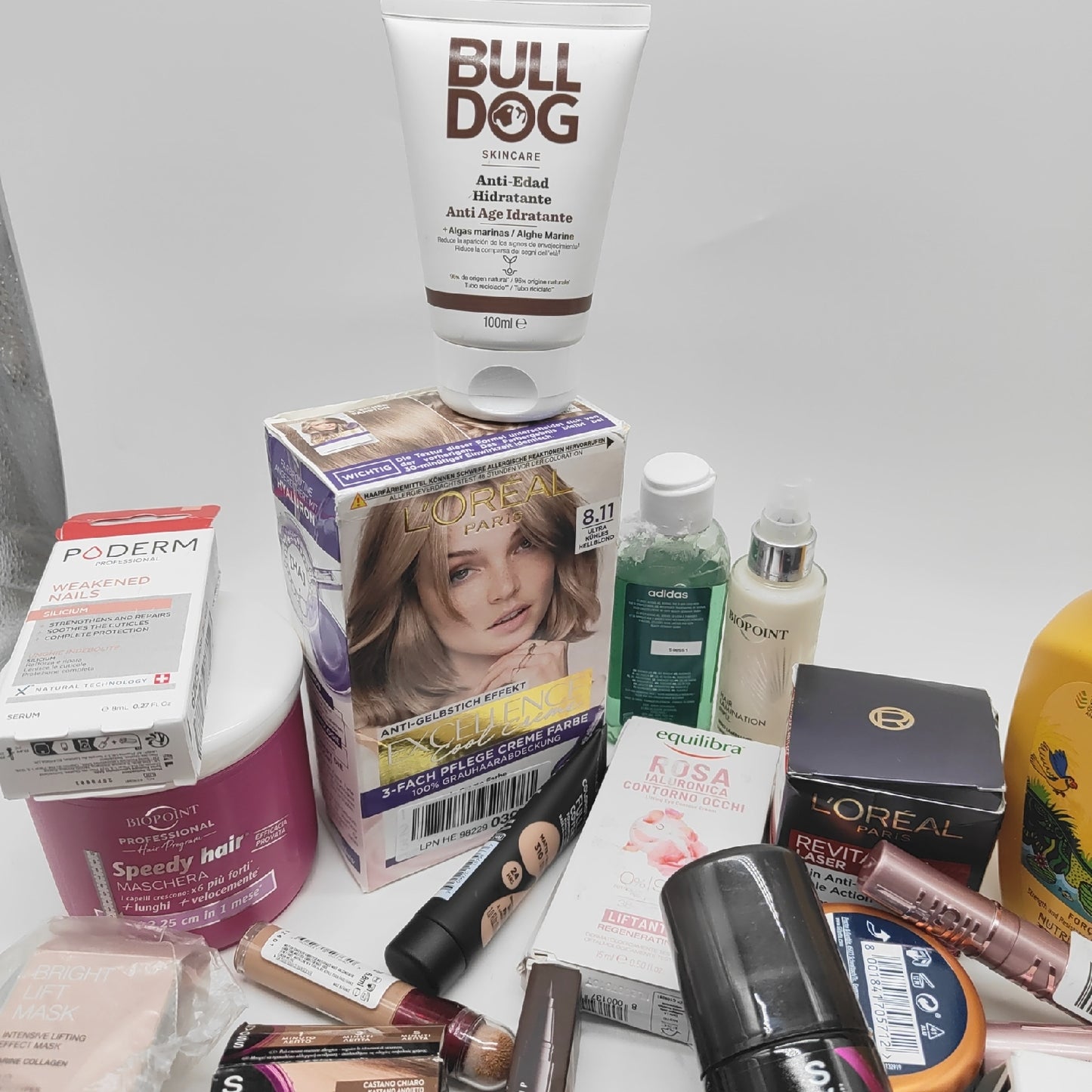 Drogerie Makeup Creme Kosmetik Haarpflege Loreal geöffnete Verpackung