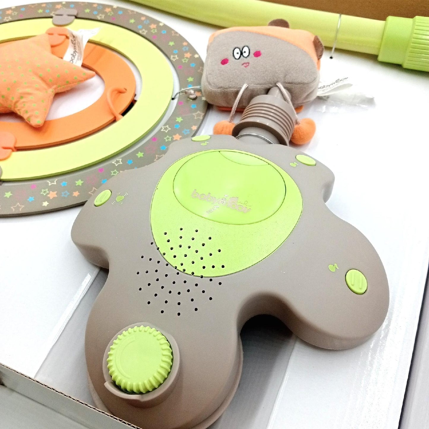Babymoov Musikspielbogen Baby Spielzeug A033206 Mandelgrün Schlafhilfe Motorik
