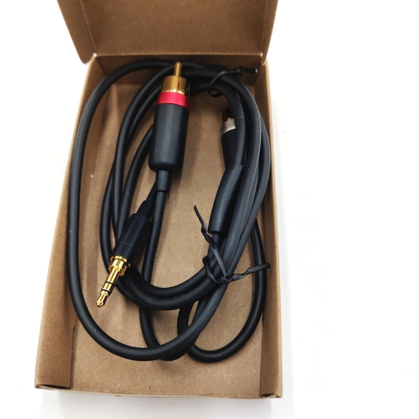 Amazon Basics Audiokabel Kabel Zubehör 3.5 Aux auf 2 RCA Adapter schwarz vergold