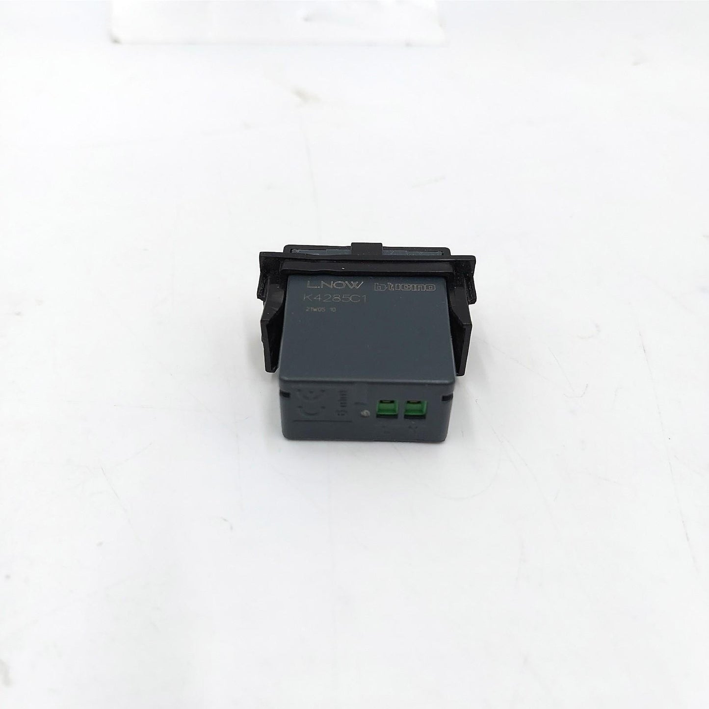 Bticino K4191AC USB-Ladegerät mit Zwei Eingängen Typ A und C, zum Einbau in die Living Now Platine, zum Aufladen eines elektronischen Geräts bis zu 15 W oder Zwei Geräte gleichzeitig, 1 Modul