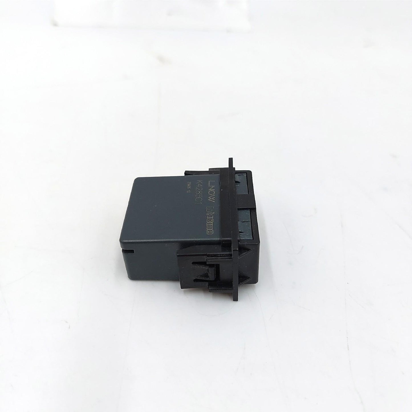 Bticino K4191AC USB-Ladegerät mit Zwei Eingängen Typ A und C, zum Einbau in die Living Now Platine, zum Aufladen eines elektronischen Geräts bis zu 15 W oder Zwei Geräte gleichzeitig, 1 Modul