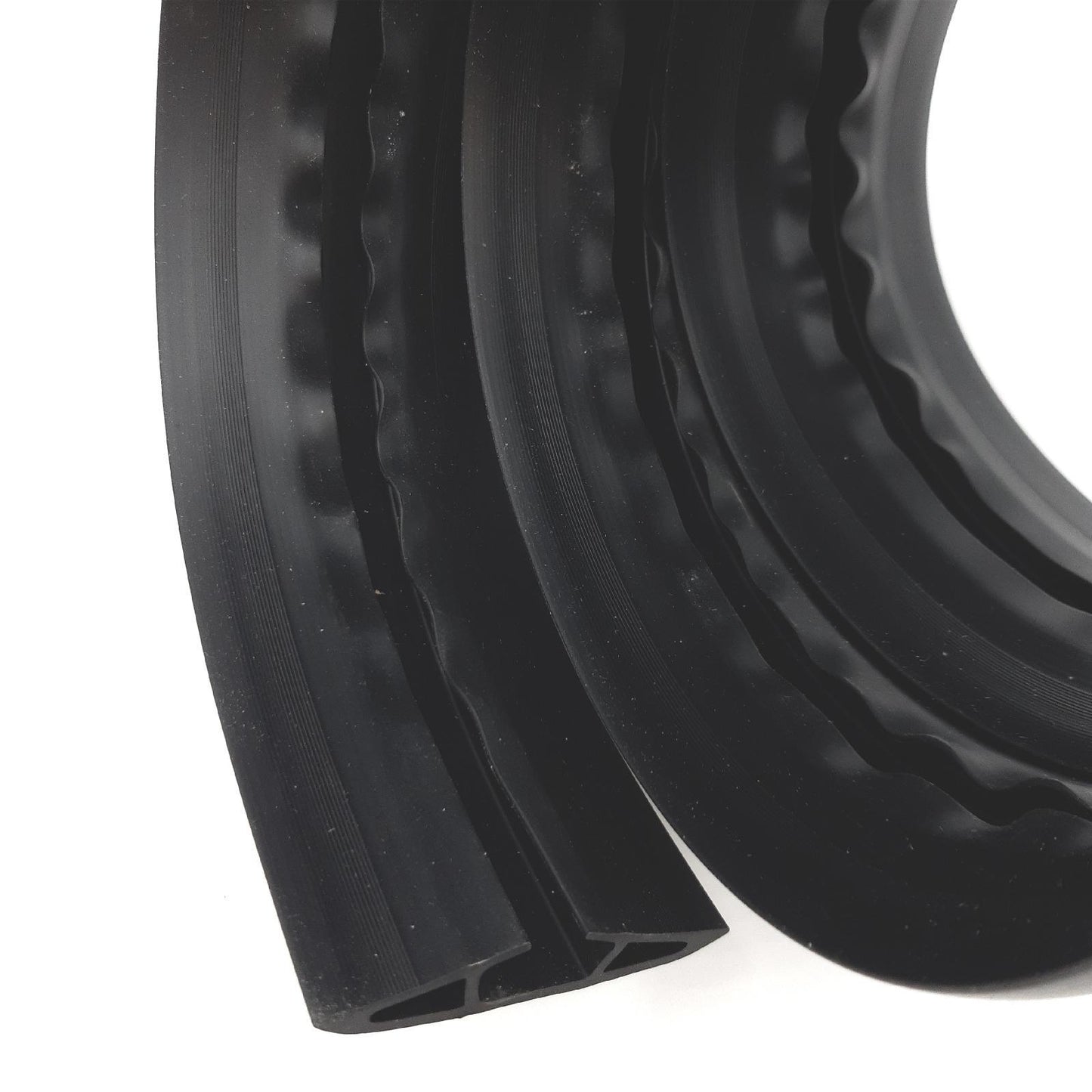 Basics Kabelkanal Gummiprodukte Schwarz 1 5 m Kabelmanagement Organizer Ordnung
