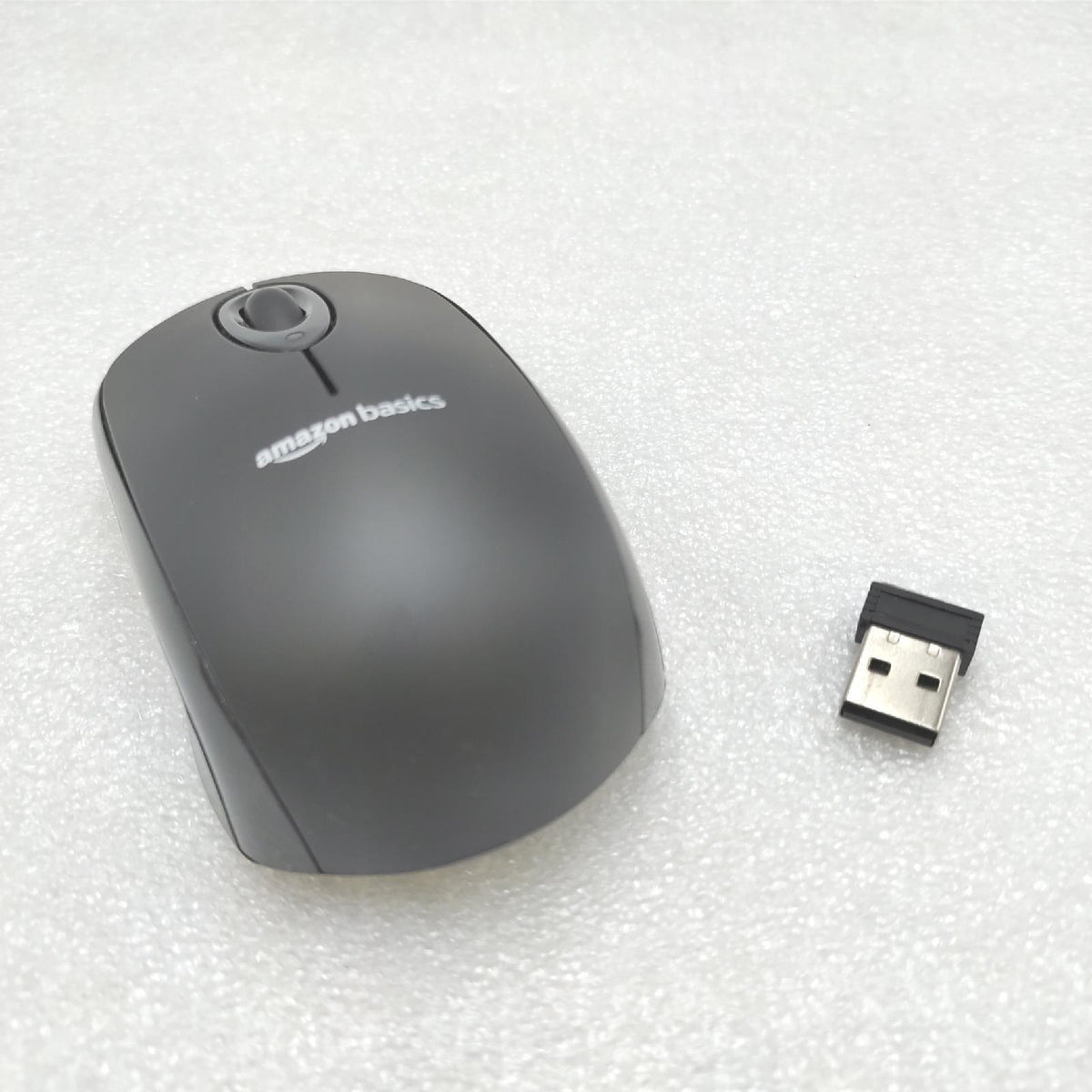 Amazon Basics kabellose Maus Computerzubehör USB Nano Empfänger Schwarz komfortabel ergonomisch