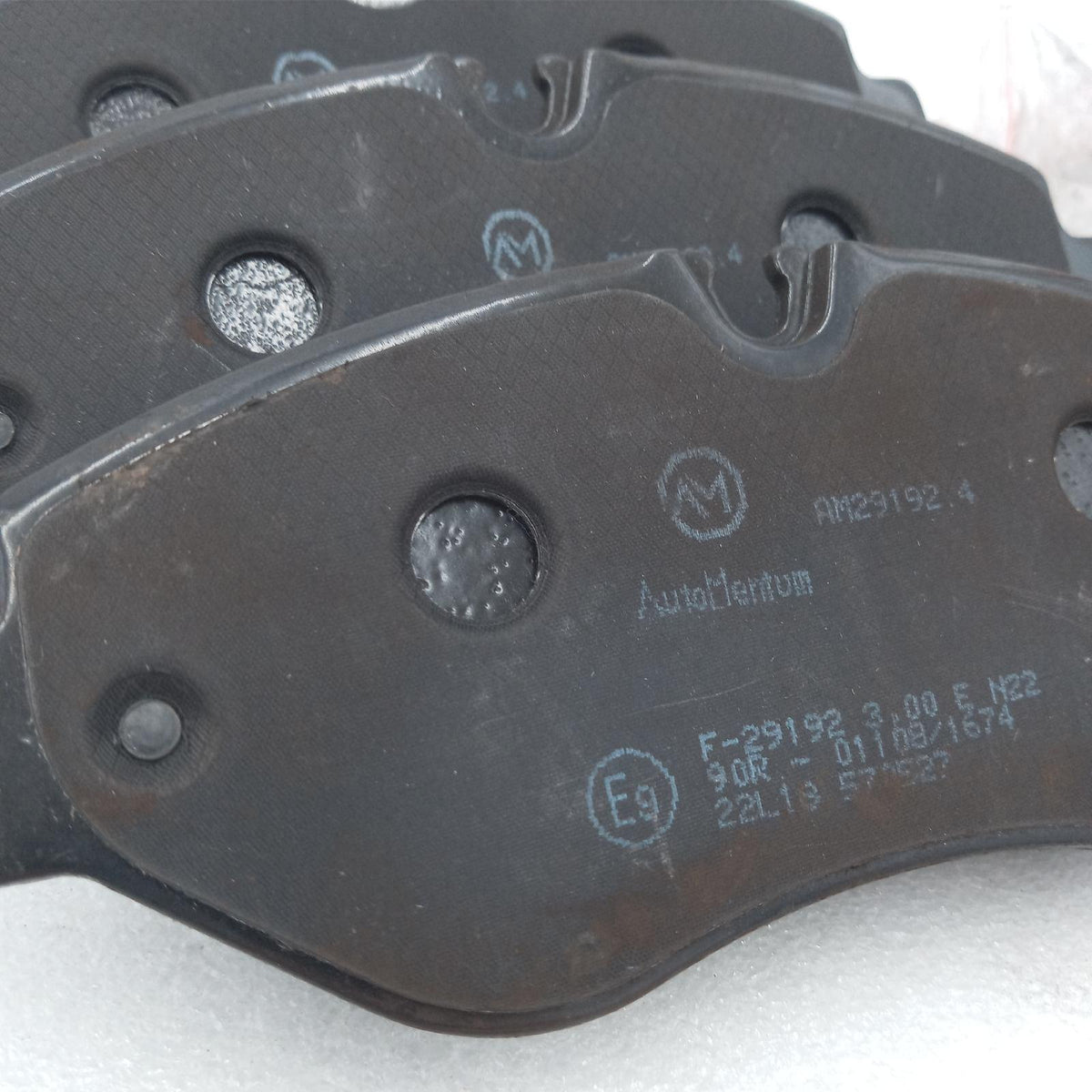 AutoMentum AM29192.4 Bremsbelagsatz 4-teilig für MERCEDES-BENZ VITO / MIXTO KASTEN W639 2003- Vorderachse und andere Fahrzeuge