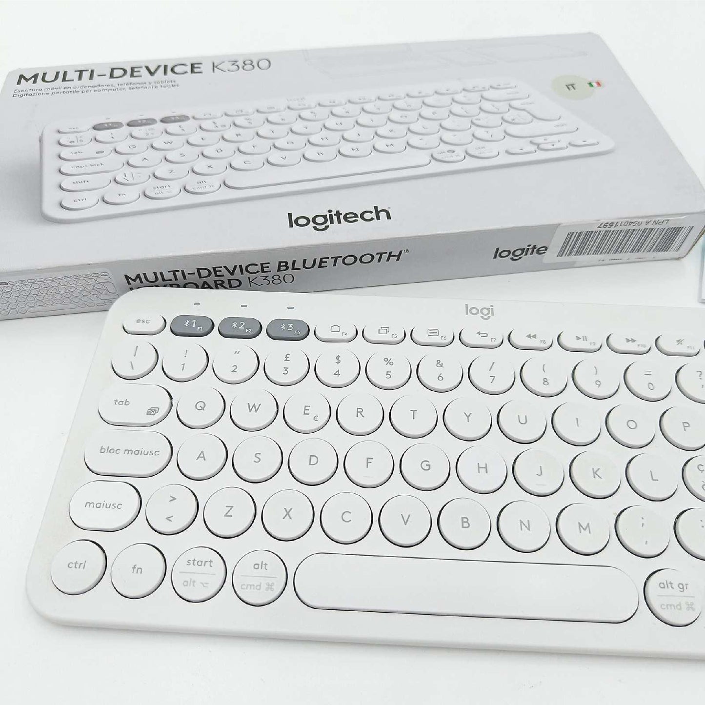 Logitech K380 Kabellose Bluetooth-Tastatur, Multi-Device und Easy-Switch Feature, Windows und Apple-Shortcuts, PC/Mac/Tablet/Handy/Apple iOS+TV, Italienisches QWERTY-Layout - Weiß