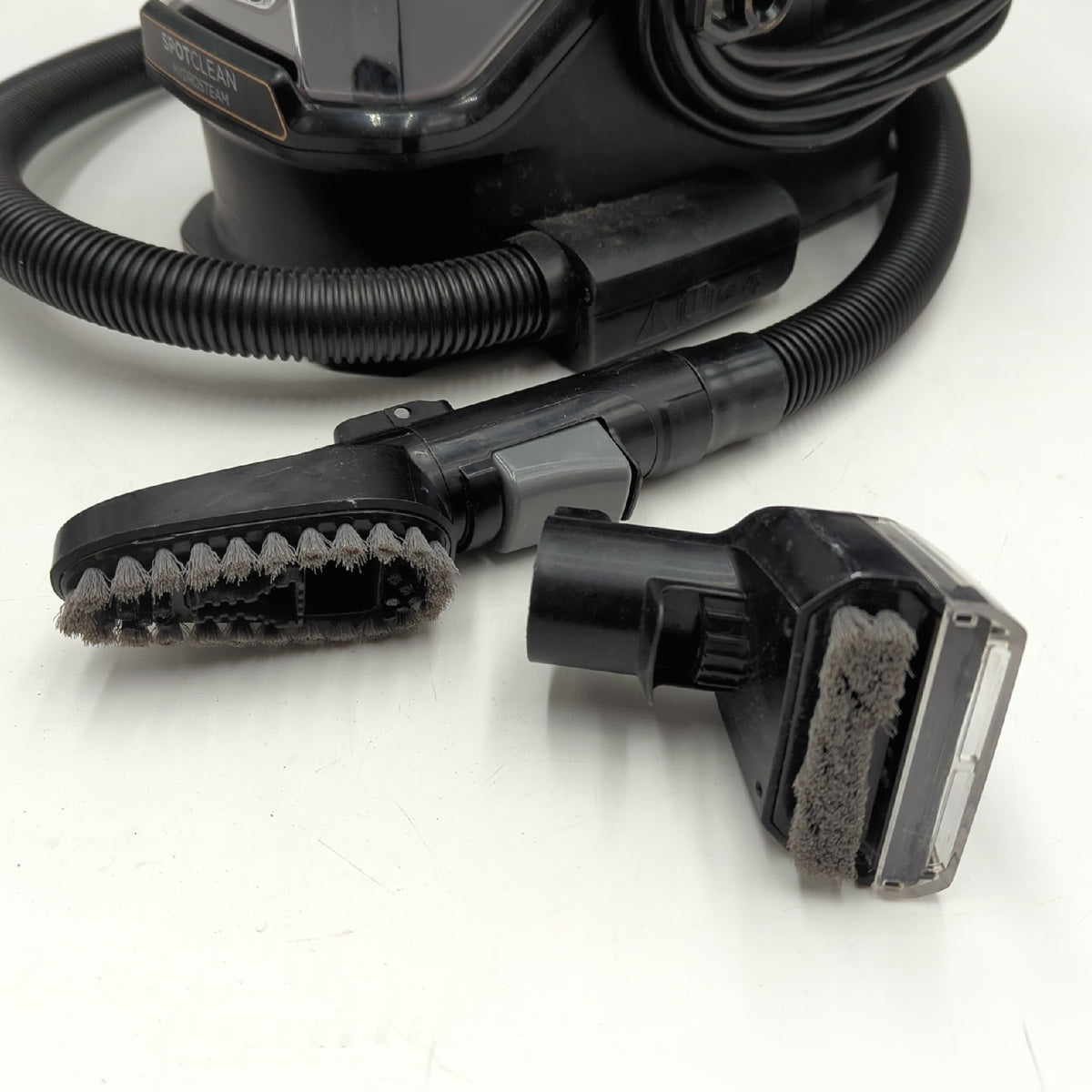 Bissell HydroSteam Fleckenreiniger SpotClean mit sichtbaren Gebrauchsspuren und Verschmutzungen