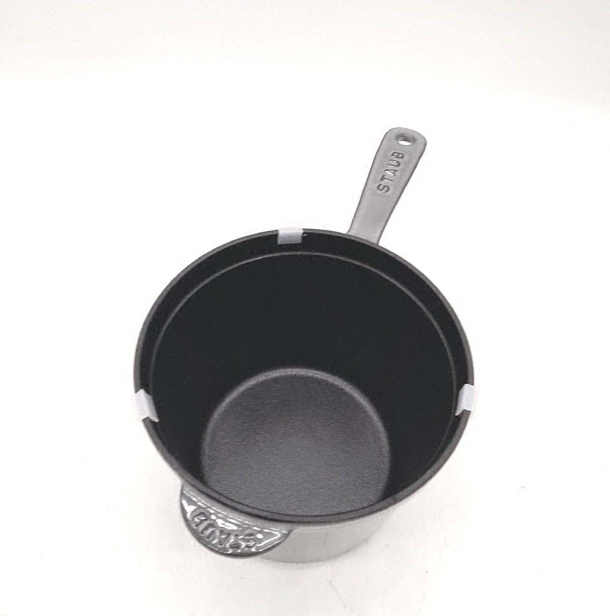 STAUB Soßenschüssel aus Gusseisen 18 cm 28 l Graphitgrau Tischplatte