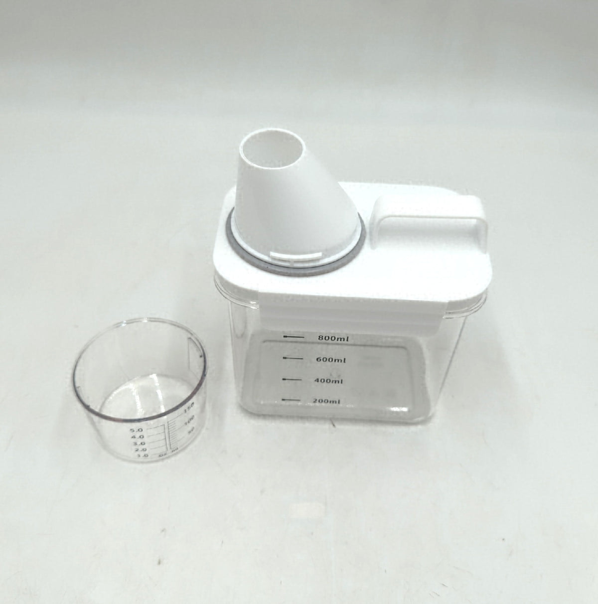 JJWUYUE 1100ML luftdichter Waschmittelspender mit Messbecher zur dosierten Waschpulverabgabe