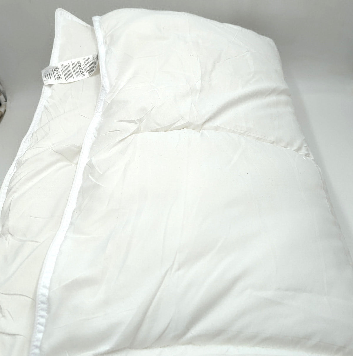 Amazon Basics Bettdecke Ganzjahr 200x200 cm 300 GSM Hypoallergene Steppdecke